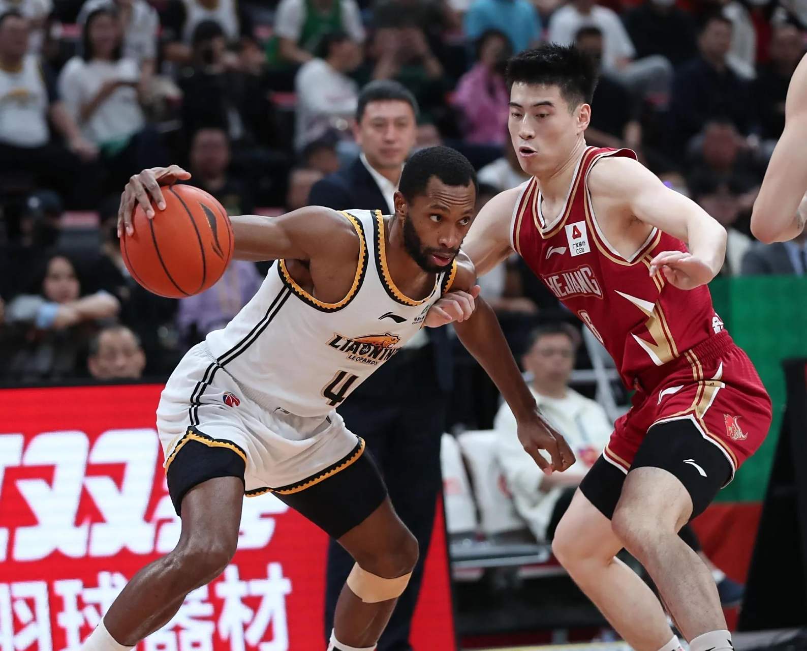 江苏男篮主场成功卫冕，稳固领先地位的简单介绍