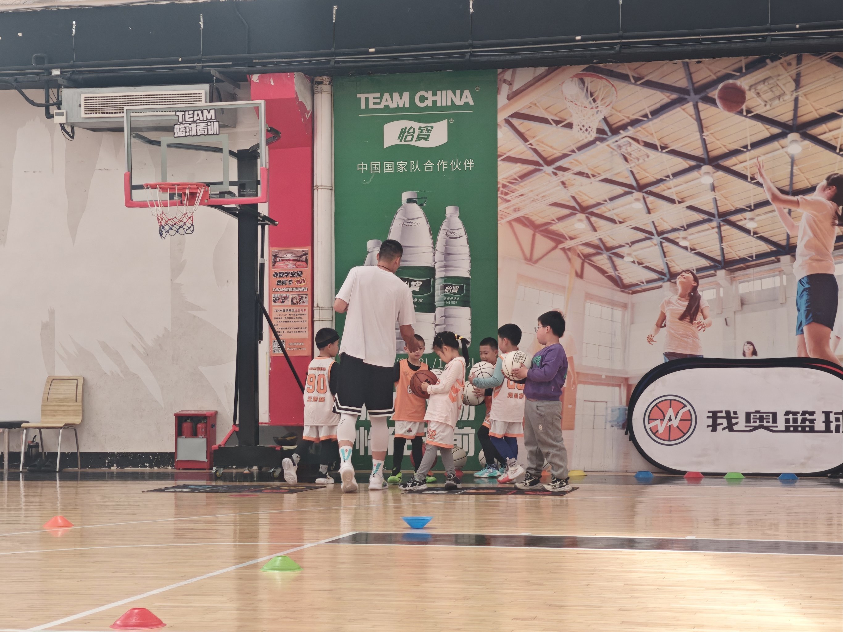 球场上喧嚣热闹,比赛激情迸发的简单介绍 球场上喧嚣热闹,比赛激情迸发的简单介绍