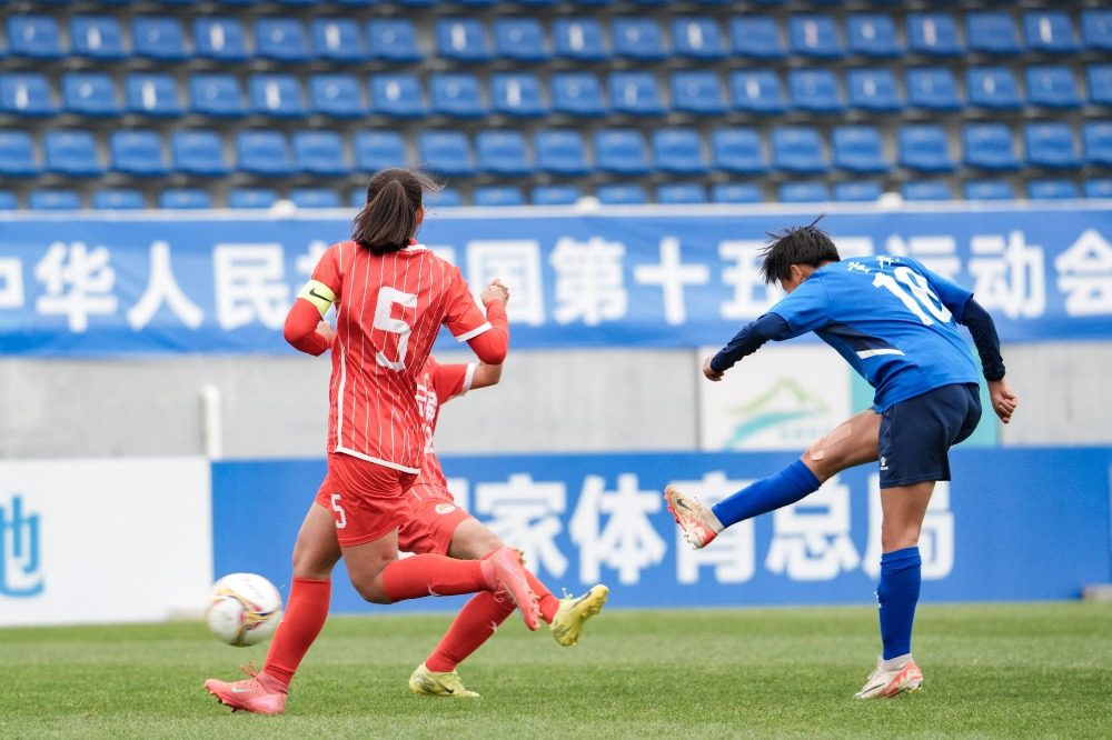 重庆队在比赛中遭遇困境，仍坚持拼搏的简单介绍